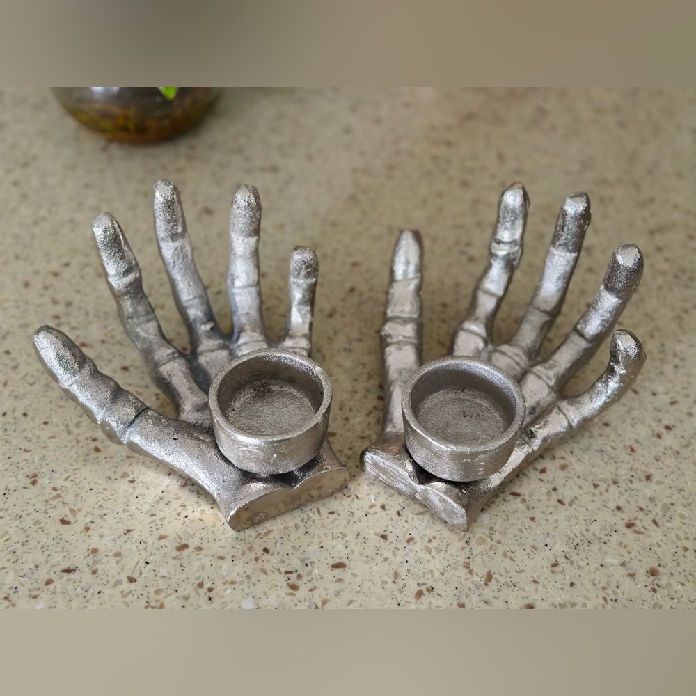 Skeleton hands candle holders - Picture 3 of 10